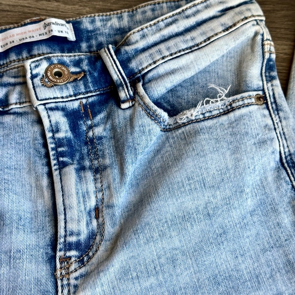 STRADIVARIUS Regular High Waist Jeans Distressed Acid Wash 5-pocket Size USA 6 - Picture 6 of 12